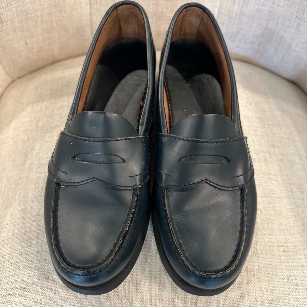 Eastland Classic II Women's 7M Navy Blue Penny Loafers Preppy Academia 3922 EUC!